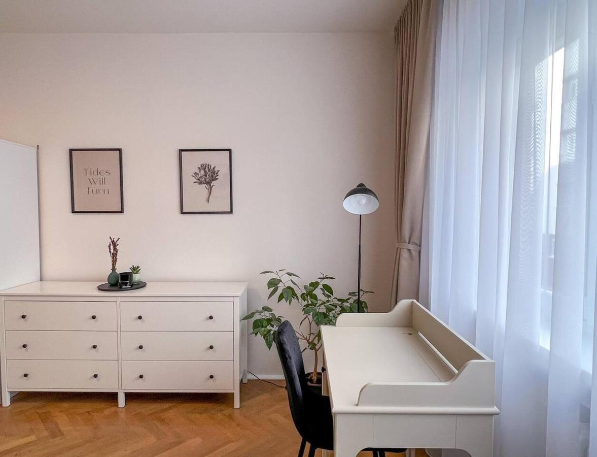 96M2 Of Comfort And Style: 4Bd Apartment In Old Town Bratislava Buitenkant foto